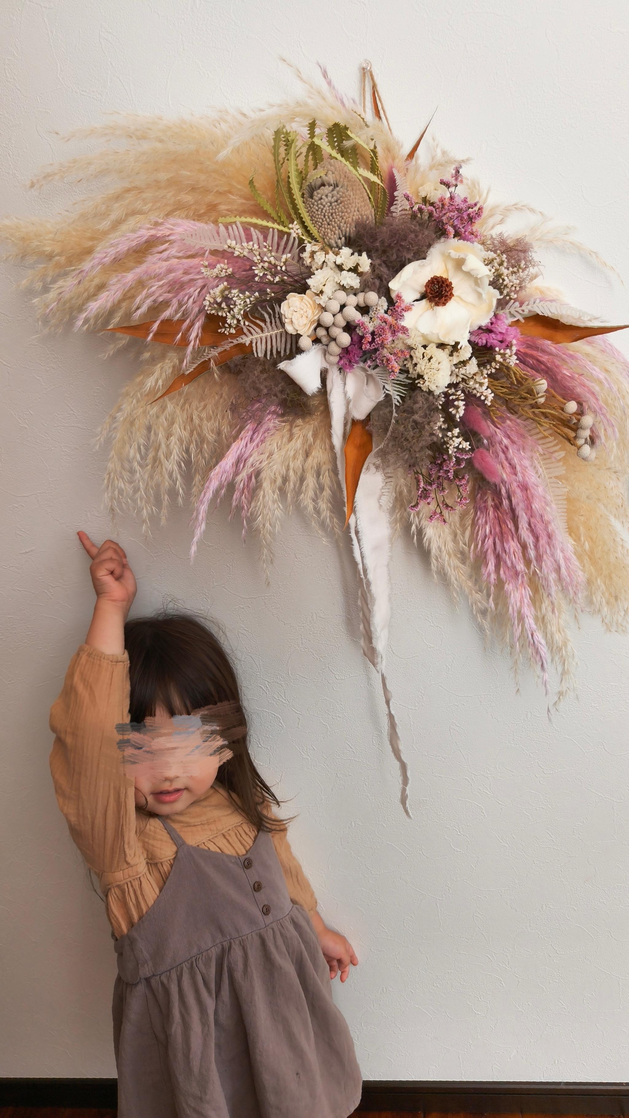 ドライフラワーの壁掛けスワッグ ウォールデコ パンパスグラス 開店祝い新築祝い インテリア店舗装飾リース 誕生日フォト | 10枚目